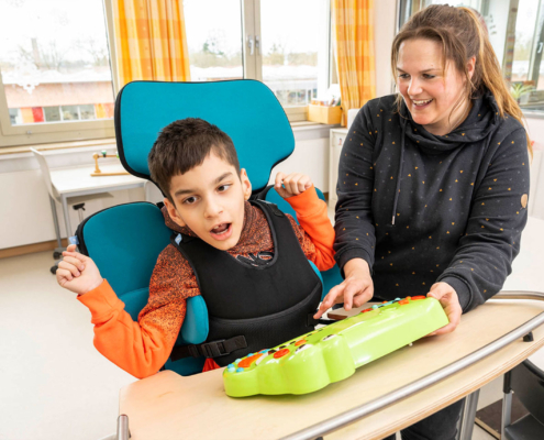 Ett barn med den stående tränaren Till von Schuchmann
