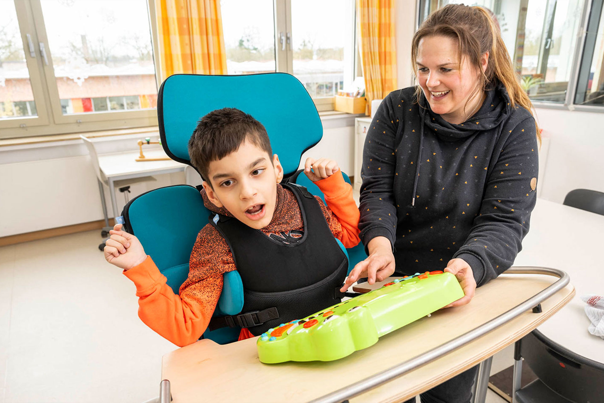 Ett barn med den stående tränaren Till von Schuchmann