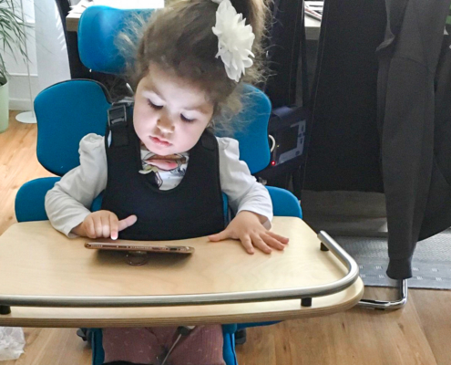 Ajla med SMA i sin ståstöd Till