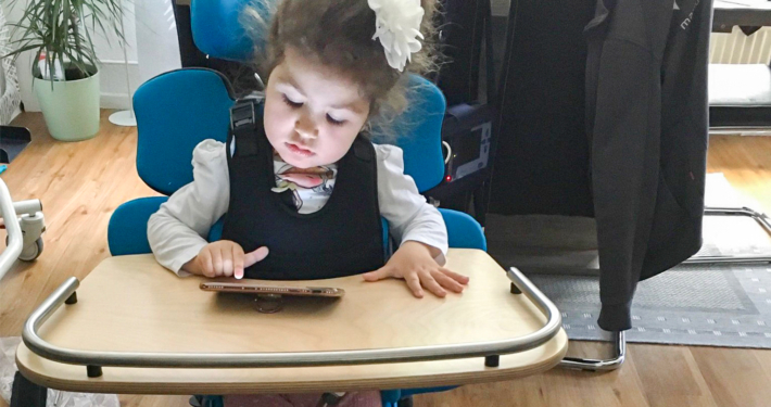 Ajla med SMA i sin ståstöd Till