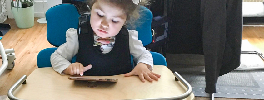 Ajla med SMA i sin ståstöd Till