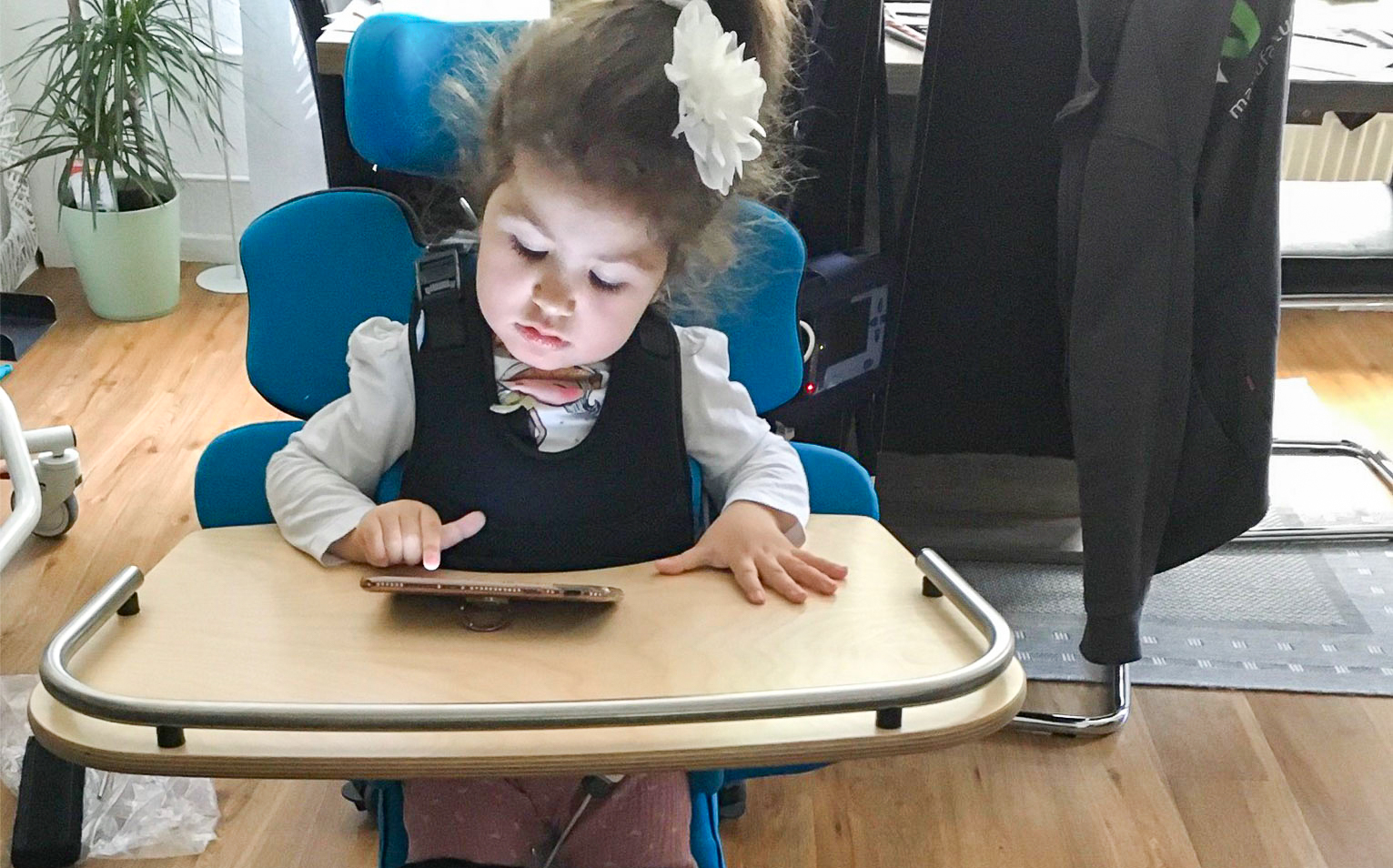 Ajla med SMA i sin ståstöd Till