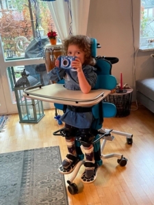 Amelie med SMA i sitt ståstöd