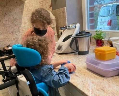 Amelie med SMA i sitt ståstöd