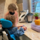 Amelie med SMA i sitt ståstöd