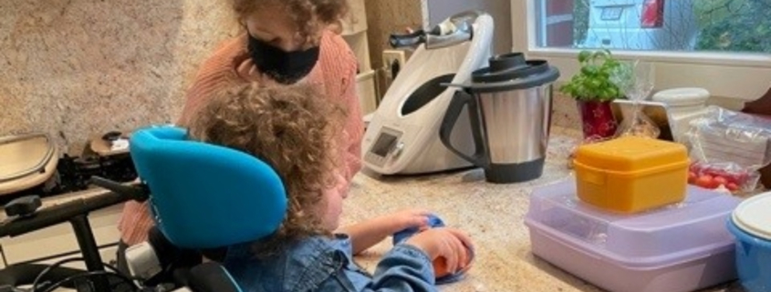 Amelie med SMA i sitt ståstöd