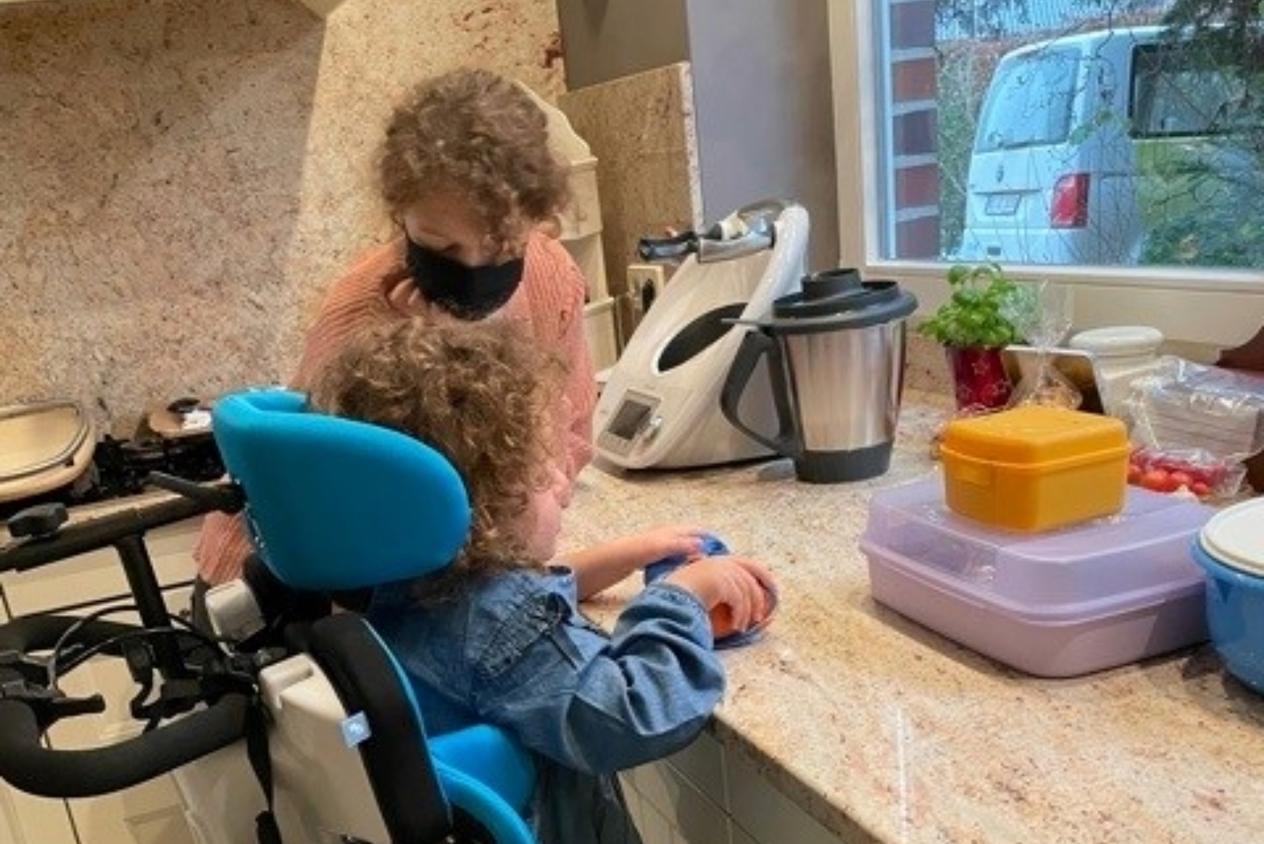 Amelie med SMA i sitt ståstöd