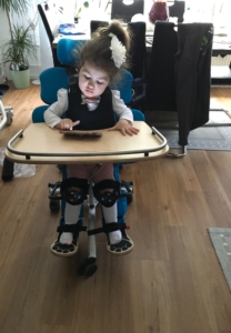 Ajla med SMA i sin ståstöd Till